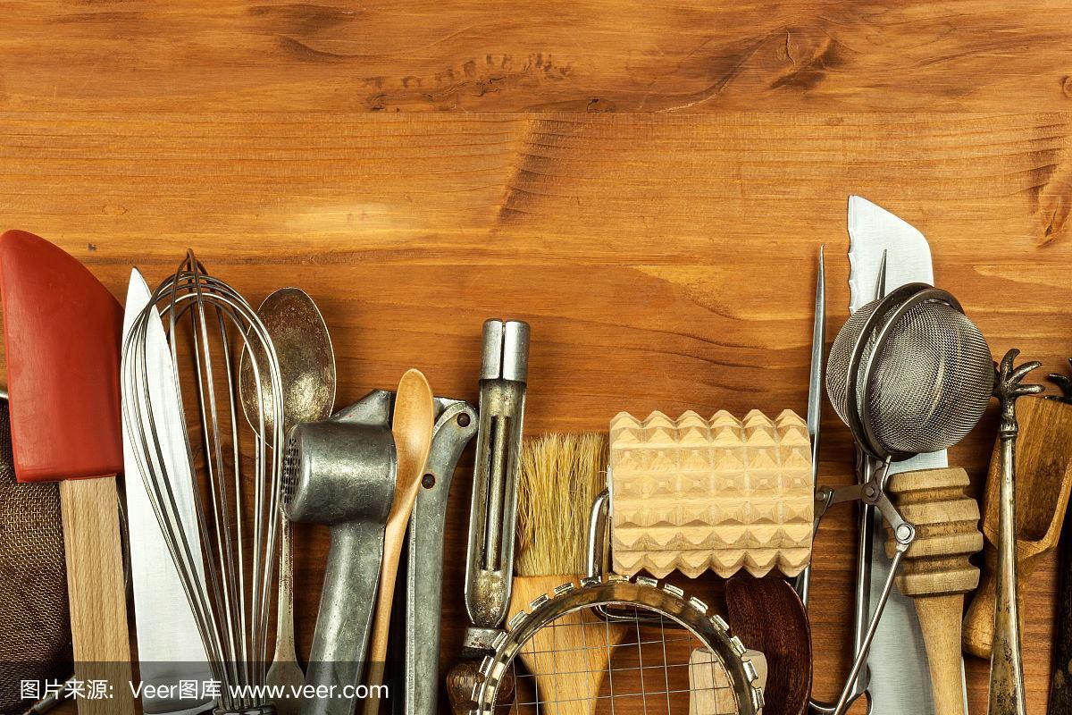 旧厨房用具放在木板上.销售厨房设备.厨师的工具.